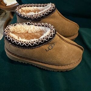 Ugg Tasman kids slippers EUC